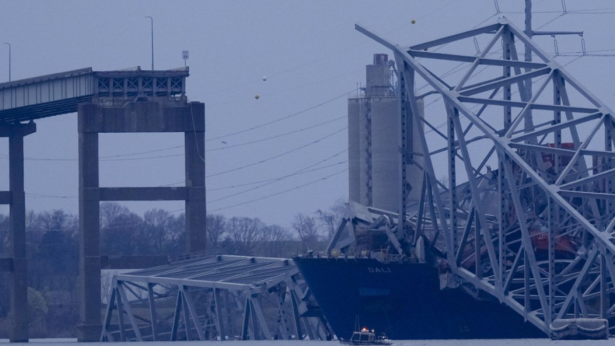 A Dali teherhajó a híd romjaival