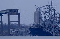 A Dali teherhajó a híd romjaival