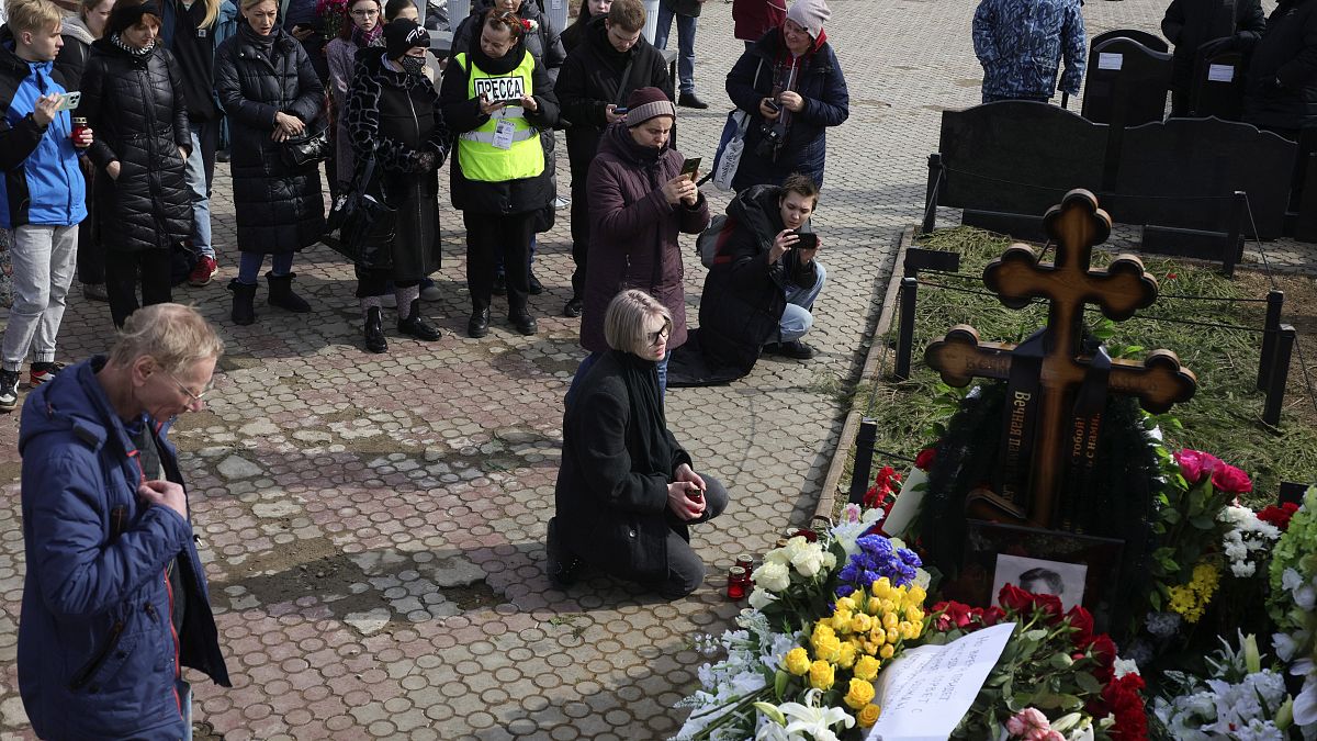 La gente se reúne para depositar flores en la tumba del líder de la oposición rusa Alexéi Navalni en el cementerio Borisovskoye, en Moscú, Rusia, el 26 de marzo de 2024.