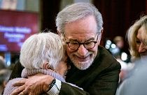 Steven Spielberg serre dans ses bras Daisy Miller, de Studio City, survivante de l'Holocauste, lors d'une remise de médailles à l'Université de Californie du Sud. 