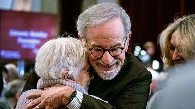 Steven Spielberg umarmt die Holocaust-Überlebende Daisy Miller aus Studio City, als sie eine Medaillenveranstaltung der University of Southern California besuchen 