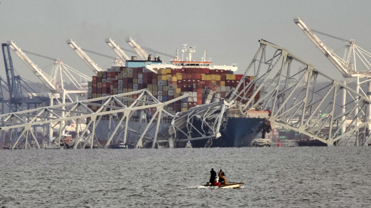 Teile der Francis-Scott-Key-Brücke stehen noch, nachdem ein Containerschiff mit einem der Brückenpfeiler kollidiert ist, Dienstag, 26. März 2024 in Baltimore.
