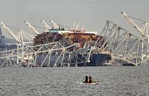 Teile der Francis-Scott-Key-Brücke stehen noch, nachdem ein Containerschiff mit einem der Brückenpfeiler kollidiert ist, Dienstag, 26. März 2024 in Baltimore.
