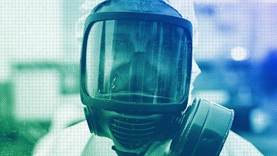 Украинский спасатель в костюме для защиты от радиации в Запорожье, чья атомная станция использует воду из Каховского водохранилища, июнь 2023 года