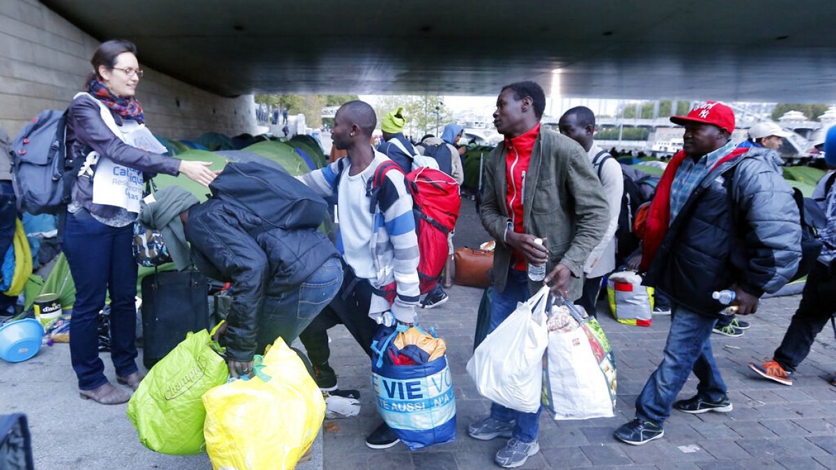 Paris'teki çadır kamplarından tahliye edilen göçmenler eşyalarıyla bölgeden ayrılmaya hazırlanıyor / Arşiv,