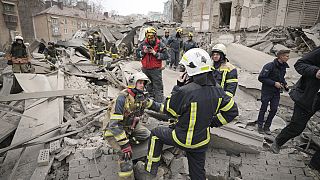 Časnici za prvi odgovor pregledavaju štetu nakon ruskog zračnog napada u Kijevu u ponedjeljak, 26. veljače 2024.