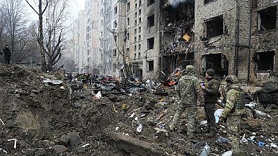 Bei russischen Luftangriffen auf Odessa sind 300 Wohnhäuser beschädigt worden. Zehn Menschen wurden verletzt.