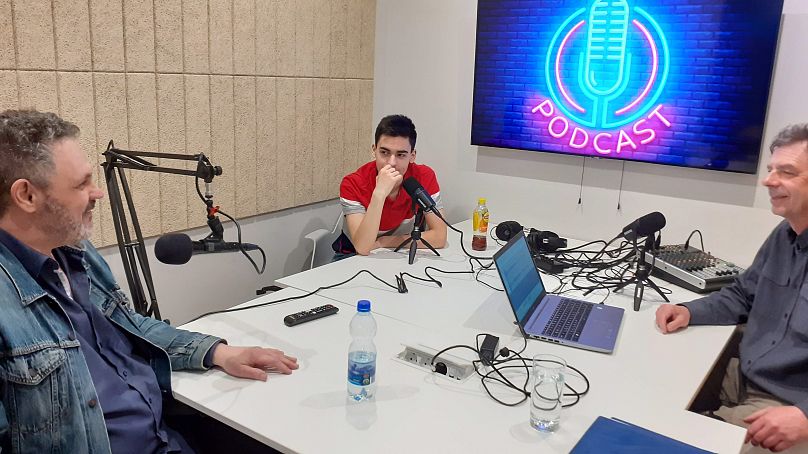 Varga Péter (balra) és Révész Bulcsú (középen) az Euronews stúdiójában 2024.03.25-én.