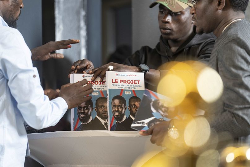 أعضاء حملة باسيرو ديوماي فاي يعرضون كتابًا بعنوان "المشروع" أثناء عقده مؤتمرًا صحفيًا بعد فوزه في الانتخابات الرئاسية في داكار، السنغال، يوم الاثنين، 25 مارس، 2024.