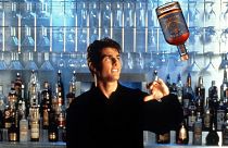 Tom Cruise avec un mocktail dans le film "Cocktail" de 1988 