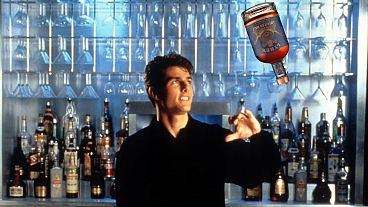 Tom Cruise avec un mocktail dans le film "Cocktail" de 1988 