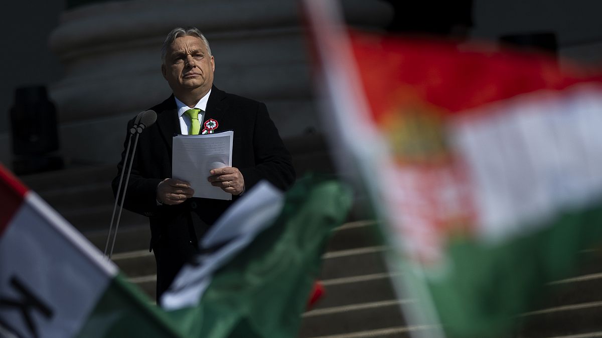 El primer ministro húngaro, Viktor Orban, pronuncia un discurso en las escaleras del Museo Nacional de Budapest, Hungría, el viernes 15 de marzo de 2024.