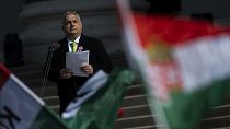 Il primo ministro ungherese, Viktor Orban, pronuncia un discorso sulla scalinata del Museo Nazionale di Budapest (15 marzo 2024)