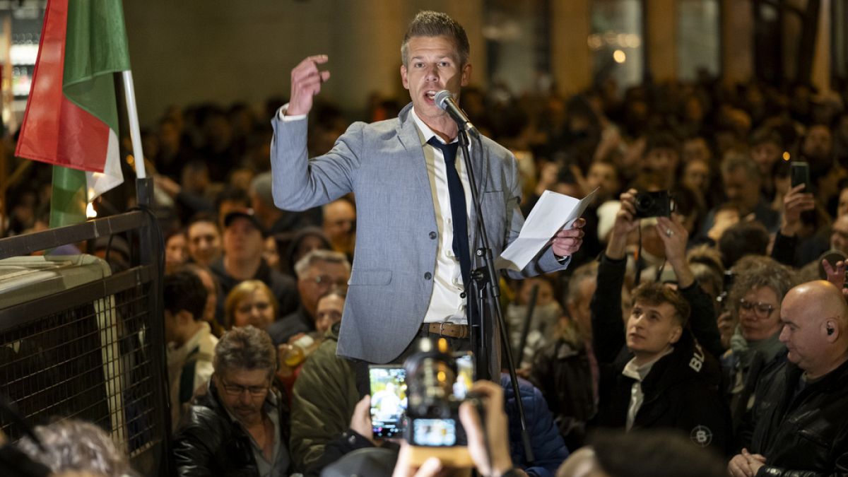 Peter Magyar s'adresse à la foule venue le soutenir dans la rues de Budapest, le 26 mars 2024.