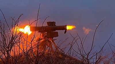 Soldado del ejército ruso dispara un sistema de misiles antitanque Fagot hacia posiciones ucranianas.