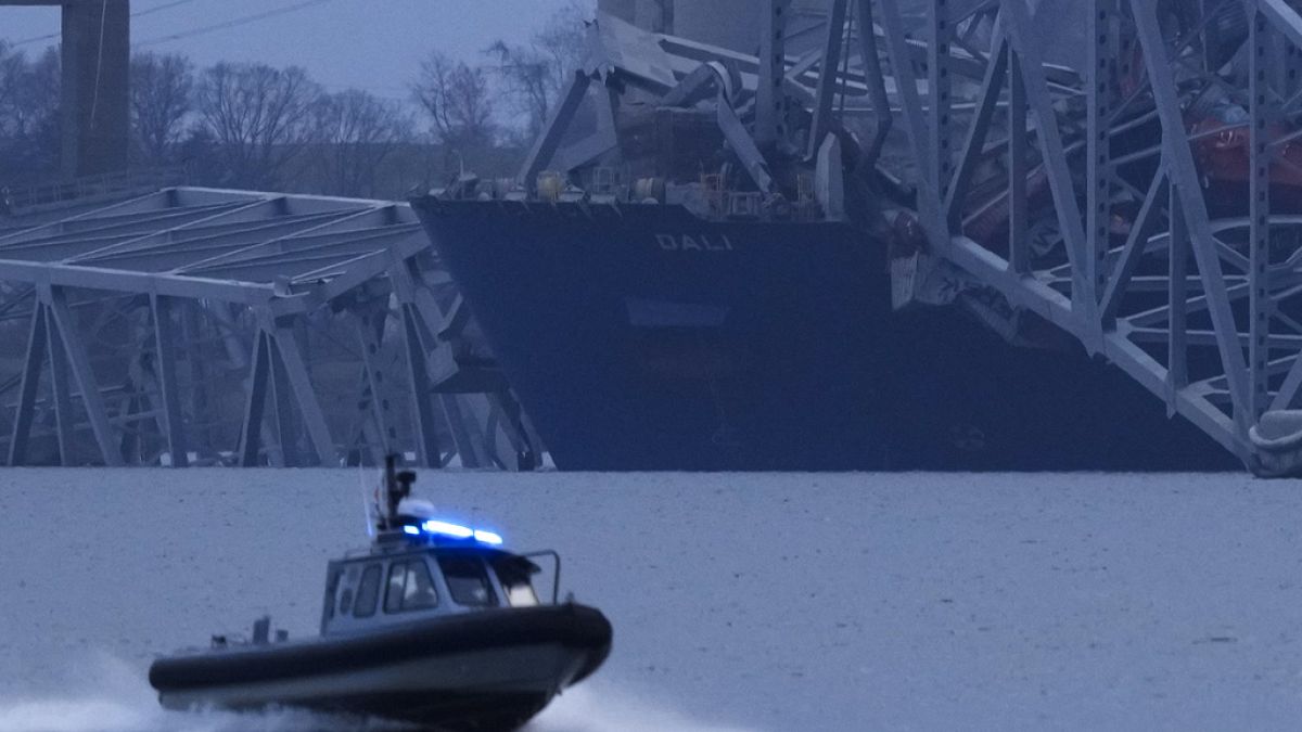 Das rund 290 Meter lange Containerschiff "Dali" kollidierte mit einer vierspurigen Autobrücke und verursachte so deren Einsturz.