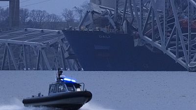 Das rund 290 Meter lange Containerschiff "Dali" kollidierte mit einer vierspurigen Autobrücke und verursachte so deren Einsturz.