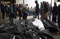 Ciudadanos palestinos lloran a sus familiares muertos en un bombardeo israelí de la Franja de Gaza, en la morgue de un hospital de Rafah, el martes 26 de marzo de 2024.