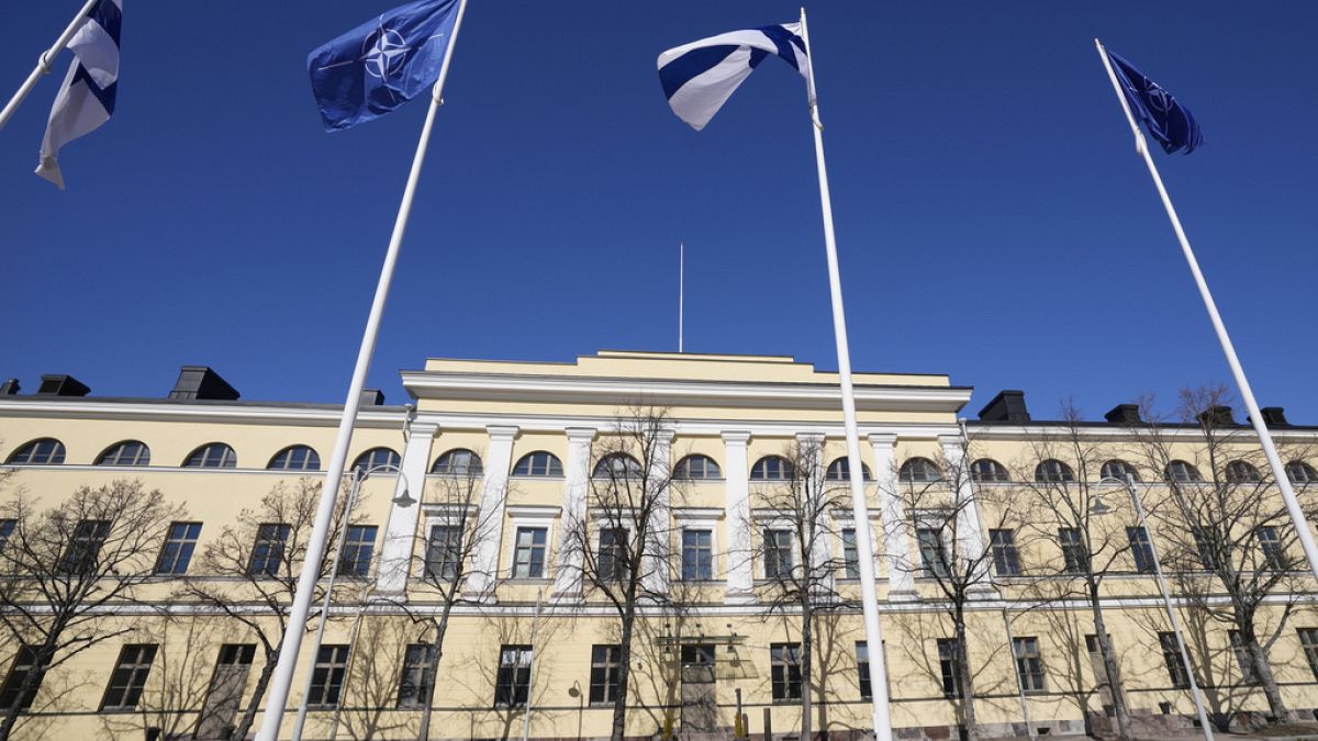 Le bandiere finlandese e della Nato davanti al ministero degli Esteri a Helsinki