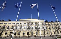 Le bandiere finlandese e della Nato davanti al ministero degli Esteri a Helsinki