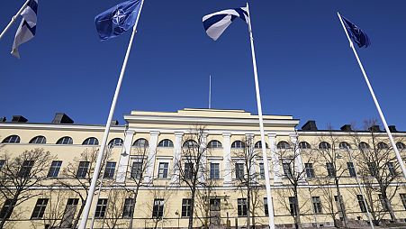 Las banderas de la OTAN y Finlandia ondean en el patio del edificio del Ministerio de Asuntos Exteriores en Helsinki, Finlandia, martes 4 de abril de 2023.