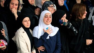 نساء يبكين خلال تشييع جنازة المسعفين الذين قتلوا في غارة جوية إسرائيلية على قرية الهبارية، جنوب لبنان، الأربعاء، 27 مارس/آذار 2024