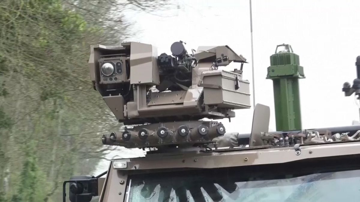 عربة عسكرية فرنسية مجهزة بتكنولوجيا مراقبة واستكشاف حديثة