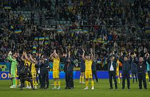 Das Nationalspieler der Ukraine feiern mit ihren Fans