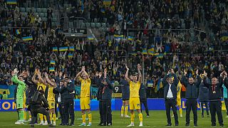 Imagen de los jugadores de la selección ucraniana de fútbol saludando a los aficionados tras clasificarse para disputar la fase final de la Eurocopa 2024.