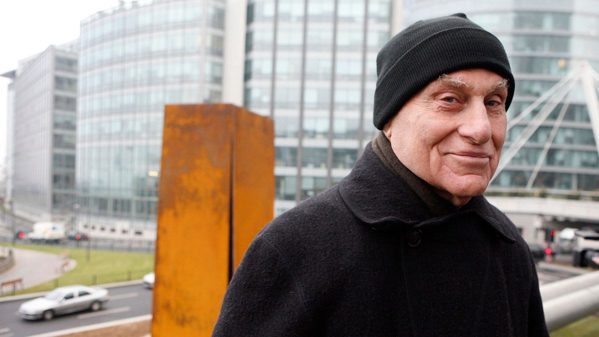 Influential American sculptor Richard Serra, dubbed the 'poet of iron', dies at 85 thumbnail