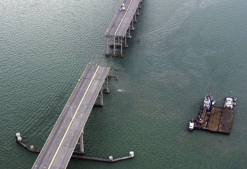 جسر الملكة إيزابيلا في بورت إيزابيلا، تكساس، 15 سبتمبر 2001