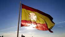 Una bandera española ondea sobre parte del horizonte de Madrid, el lunes 2 de julio de 2012. (AP Photo/Paul White)