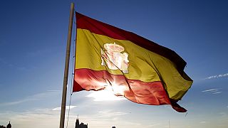 Una bandera española ondea sobre parte del horizonte de Madrid.