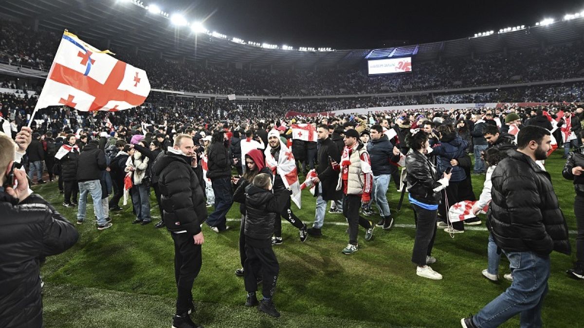 Los aficionados de Georgia celebran la clasificación para la Eurocopa 2024 en el Estadio Nacional Boris Paichadze, en Tiflis, el 26 de marzo de 2024