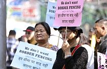 Hindistan'da hükümetin, Myanmar sınırına tel örgü çekme planına karşı gösteri düzenleyen vatandaşlar