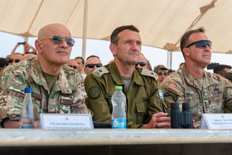 Shabtai ezredes a képen balra