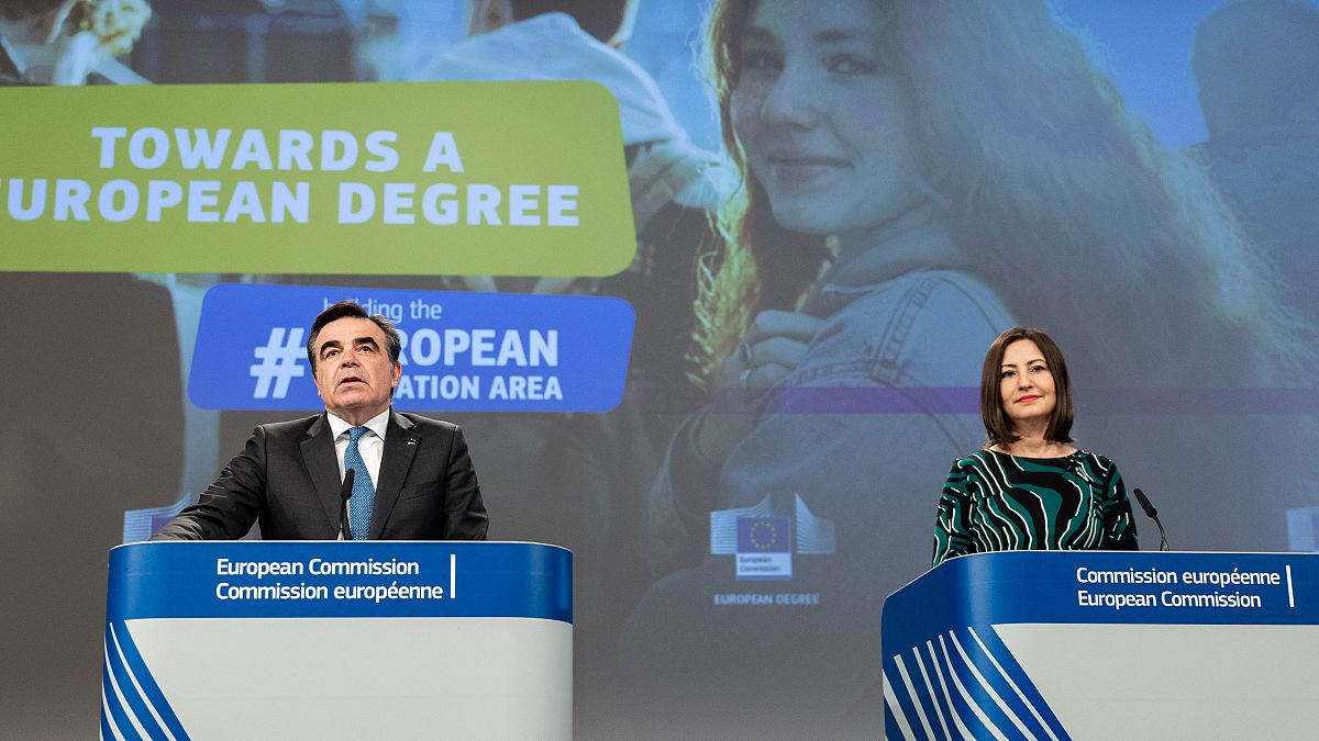 Il vicepresidente della Commissione europea Margaritis Schinas e il commissario europeo per l'Istruzione Iliana Ivanova presentano il progetto di una laurea europea