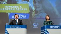 Le vice-président de la Commission européenne, Margaritis Schinas, et la commissaire européenne à l'éducation, Iliana Ivanova, présentent le projet de diplôme européen.