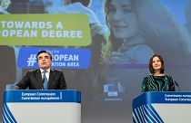 Le vice-président de la Commission européenne, Margaritis Schinas, et la commissaire européenne à l'éducation, Iliana Ivanova, présentent le projet de diplôme européen.