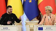 O presidente ucraniano Volodymyr Zelenskyy e a chefe da Comissão Europeia, Ursula von der Leyen, em Kiev, Ucrânia, no segundo aniversário da invasão total da Rússia.