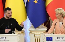 Der ukrainische Präsident Wolodymyr Zelenskyy und die Chefin der Europäischen Kommission Ursula von der Leyen in Kiew, Ukraine, am zweiten Jahrestag der russischen Invasion.
