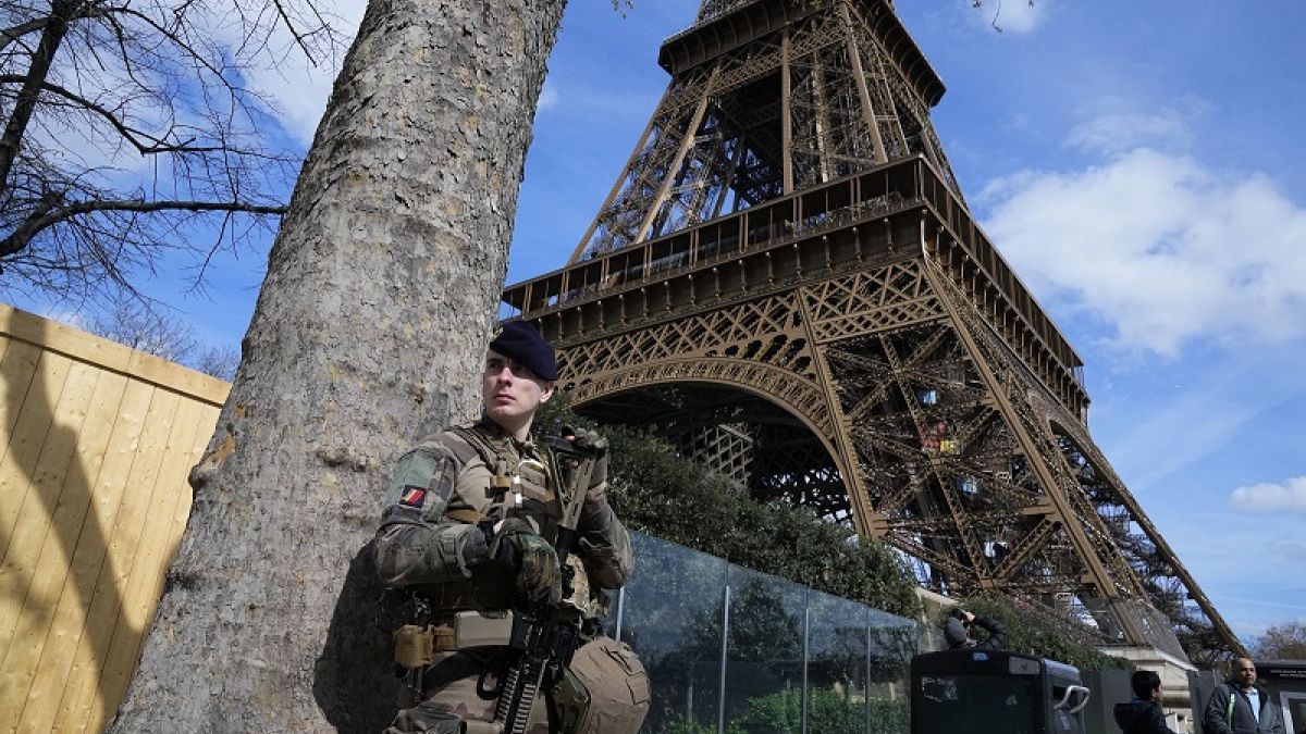 Un soldado francés patrulla en las inmediaciones de la Torre Eiffel, en París, el lunes 25 de marzo de 2024
