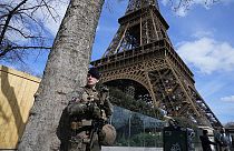 Katona az Eiffel-torony lábánál