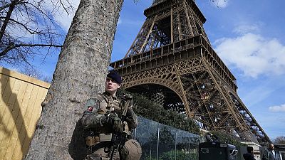 Французский военный на фоне Эйфелевой башни в Париже, 25 марта 2024.
