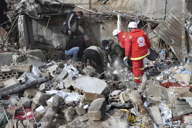 İsrail'in Lübnan'ın güneyinde düzenlediği hava saldırısında sağlık ocağı yerle bir oldu