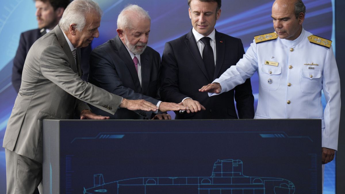 Il presidente francese Macron, il suo omologo brasiliano Luiz Inacio Lula da Silva durante la cerimonia di varo di un sottomarino costruito con tecnologia francese in Brasile