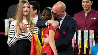لوئیس روبیالس رئیس فدراسیون فوتبال اسپانیا و آیتانا بوتمانی ستاره جام جهانی فوتبال زنان این کشور 
