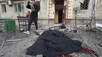 Un cadere davanti a un'abitazione colpita da un attacco russo a Kharkiv, in Ucraina