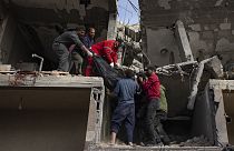 Des secouristes cherchent des victimes après qu'un tir israélien aurait détruit un centre de secours au Liban, le 27 mars 2024.