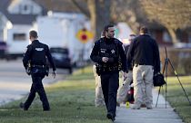 La polizia indaga sulla morte di almeno quattro persone nel nord dell'Illinois accoltellate da un uomo di 22 anni